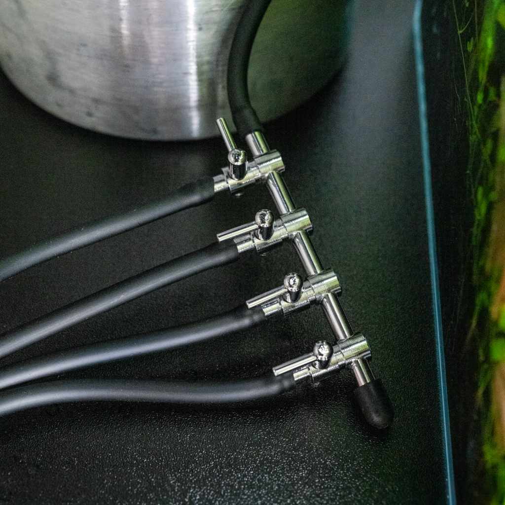 4-way-metal-gang-valve-4380615